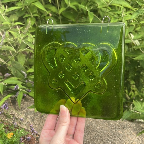 Celtic Irish Love Knot Vintage Green Recycled Bottle Glass Handmade Sun Catcher - Picture 6 of 6